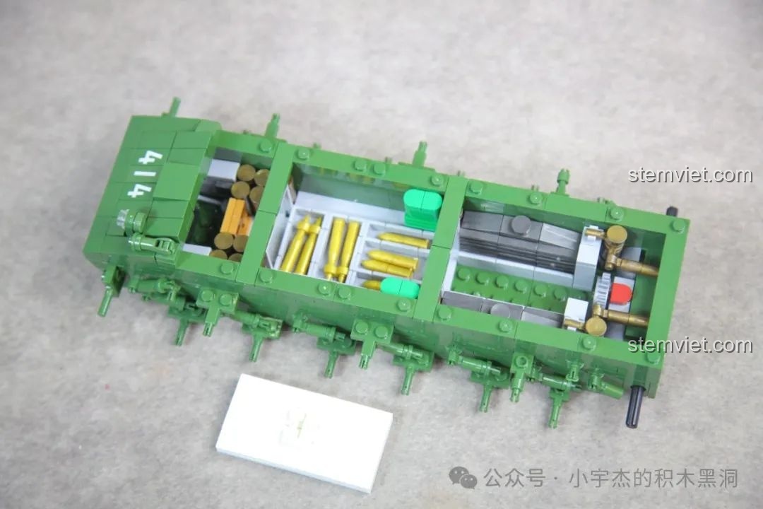 Cận cảnh nội thất 3 khoang của bộ lắp ráp Xe tăng hạng nặng IS-2 mẫu 1944 từ trên xuống.