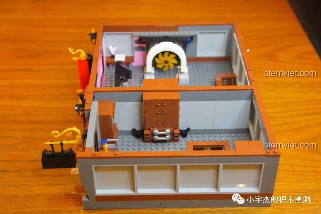 Nội thất bên trong tầng 2 của bộ xếp hình Cửa hàng phép thuật, với các chi tiết tủ và bàn làm việc.