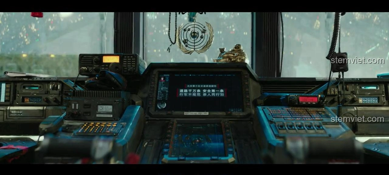Cận cảnh bảng điều khiển và nội thất buồng lái của xe CN373 trong phim Lưu Lạc Địa Cầu, cho thấy sự phức tạp của công nghệ tương lai.