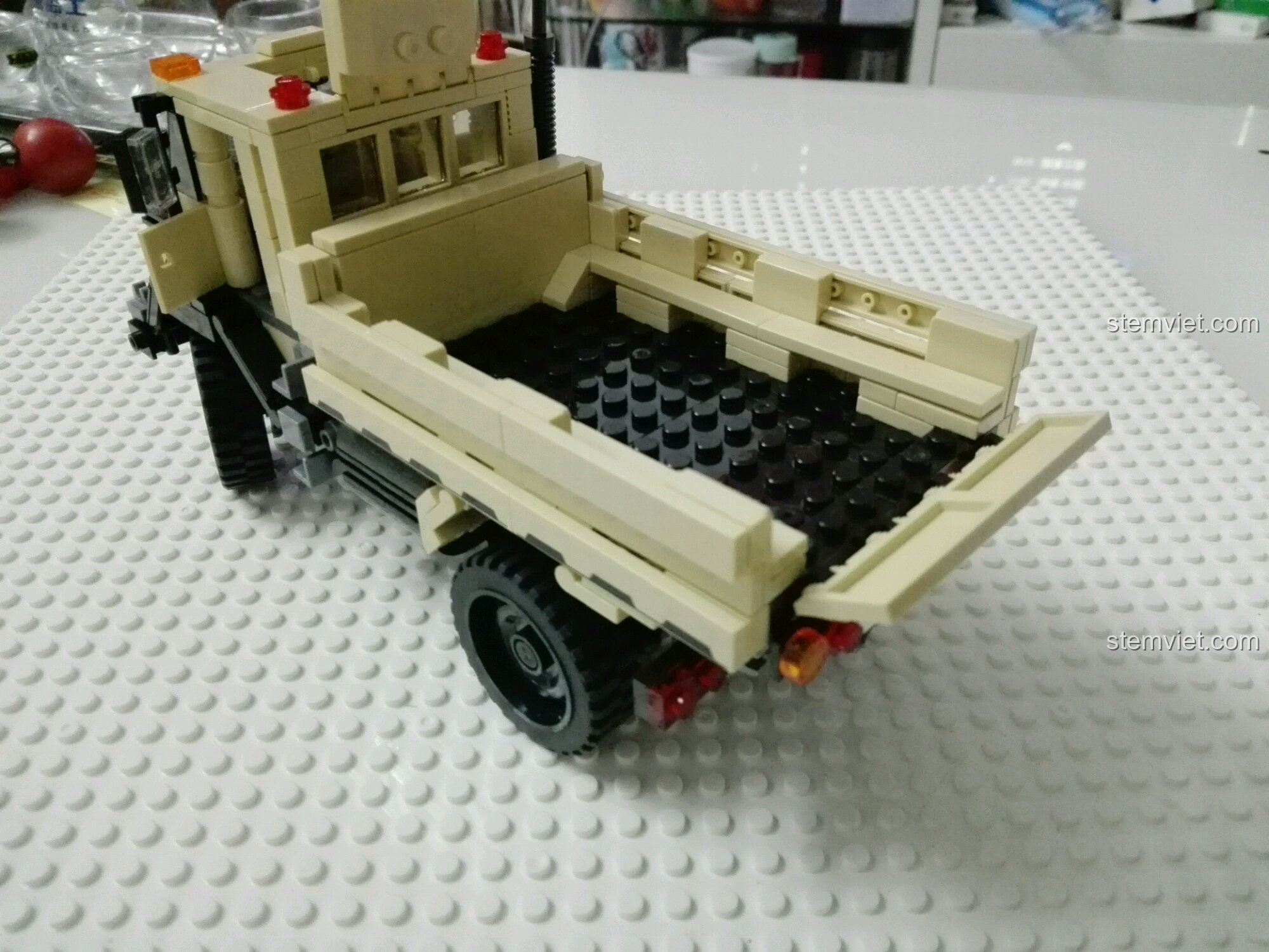 Nội thất bên trong cabin của xe tải địa hình hạng nặng Unimog với vô lăng, ghế và cần số.