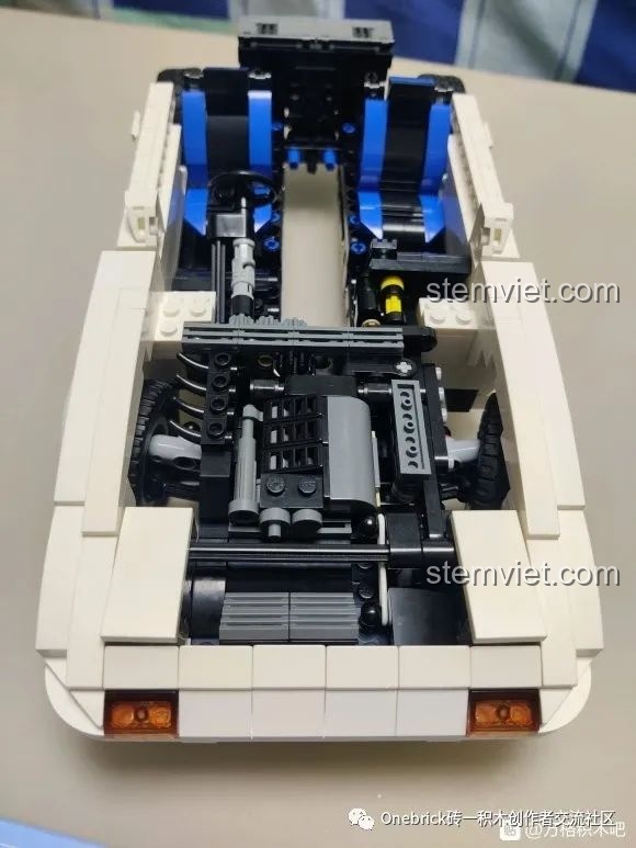 Nội thất và khoang động cơ của mô hình CaDA C61022 Mazda RX-7 FC3S, chi tiết ghế ngồi và động cơ.