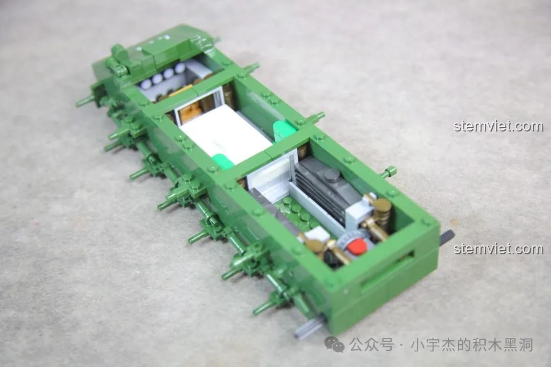 Nội thất chi tiết bên trong mô hình xe tăng IS-2 với khoang lái, khoang đạn và khoang động cơ.