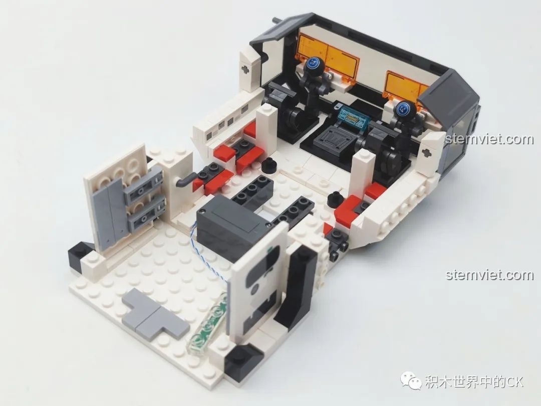 Lắp ráp nội thất khoang điều khiển của bộ xếp hình Xe di động căn cứ Mặt Trăng SEMBO 107104 với ghế ngồi và bảng điều khiển.