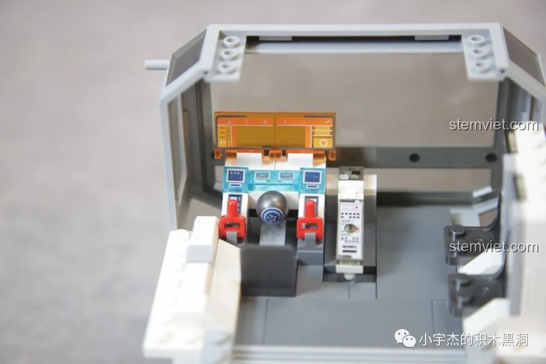 Nội thất khoang lái của Xe Vận Tải Mặt Trăng SEMBO 107105 với bảng điều khiển chi tiết.