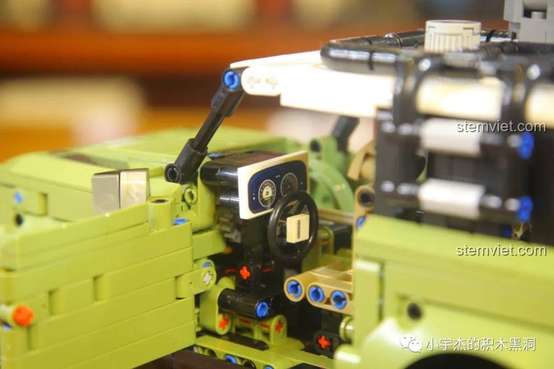 Cận cảnh khoang lái của bộ xếp hình Xe SUV Land Rover Defender 8605 với vô lăng và bảng điều khiển.