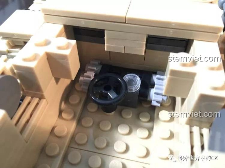 Nội thất khoang lái với vô lăng của đồ chơi xây dựng Xe tăng chiến đấu Đức cho bé trai từ 6 tuổi.