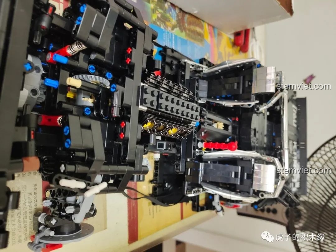 Nội thất của xe Mould King 13108 với ghế ngồi và các chi tiết được mạ crôm, tạo cảm giác sang trọng.