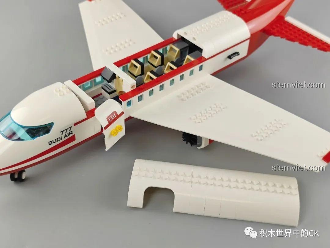 Mô hình máy bay GUDI 10503 với phần nóc được tháo rời, để lộ toàn bộ nội thất khoang hành khách bên trong.