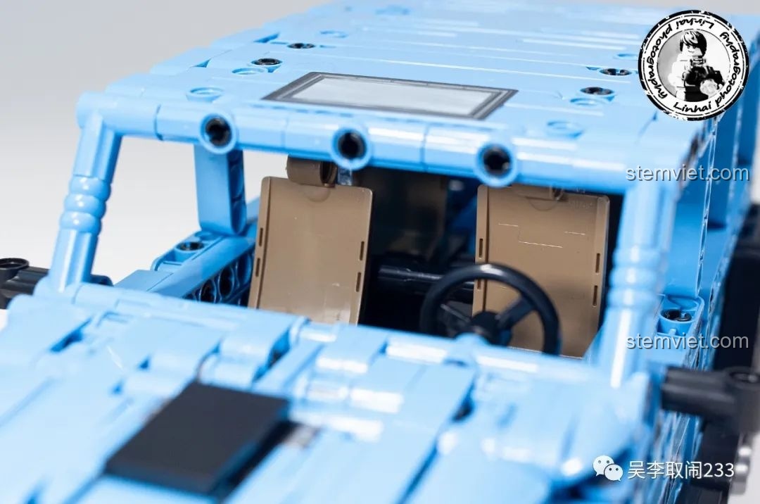 Chi tiết nội thất của bộ lắp ráp Xe địa hình có thể biến FC9119 với ghế ngồi và vô lăng.