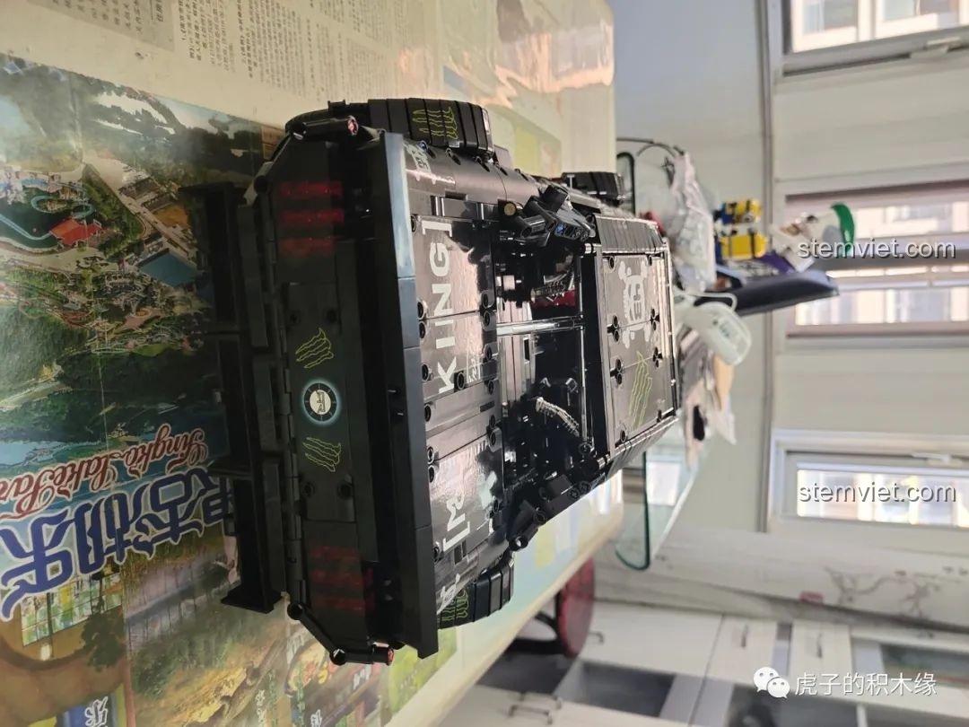 Cận cảnh nội thất của xe Mould King 13108 với vô lăng mạ crôm và cần số màu đỏ nổi bật.