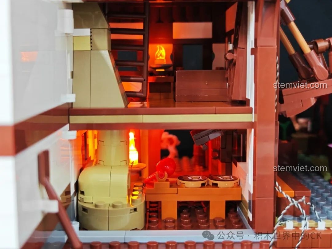 Nội thất hai tầng của ngôi nhà nhỏ được chiếu sáng, với lò sưởi ở tầng một và phòng ngủ ở tầng hai.