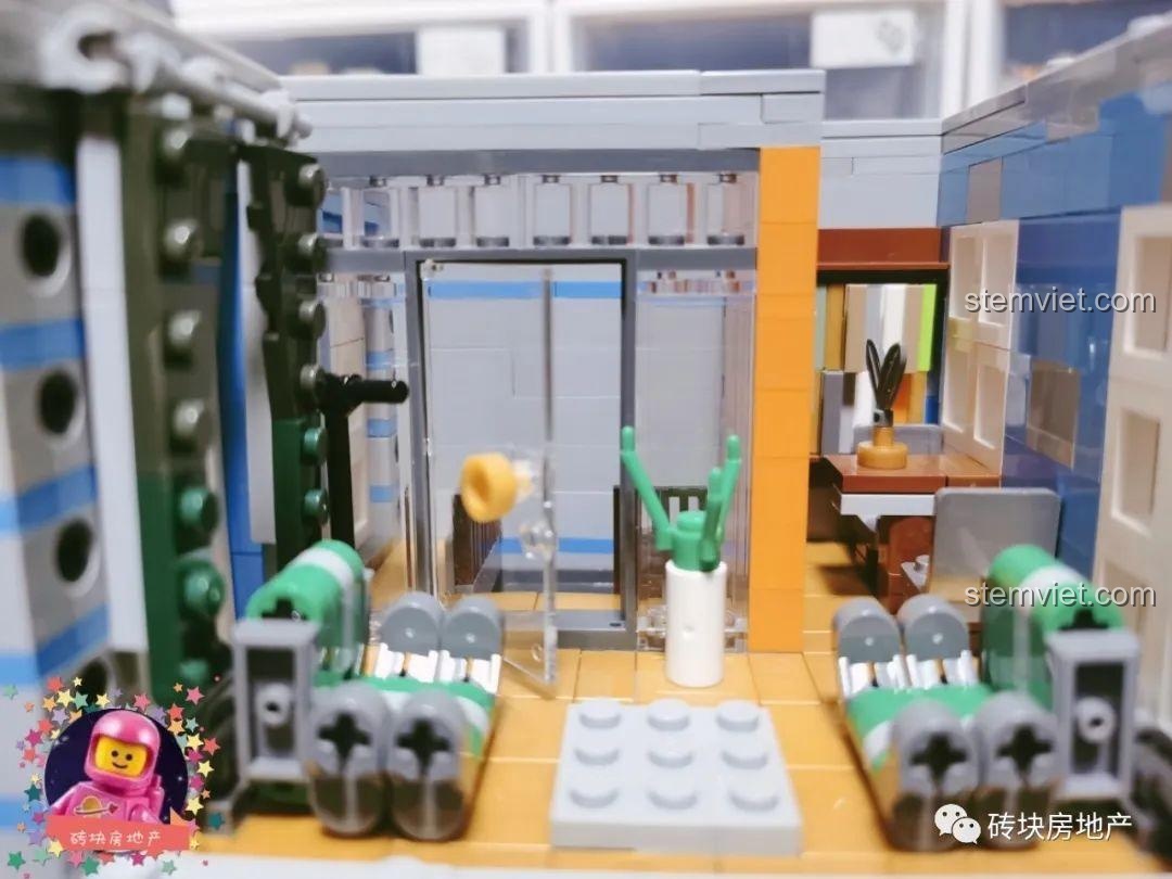 Nội thất phòng khách ở tầng hai của bộ Leier 10004, có ghế sofa, cây cảnh và các chi tiết trang trí khác.