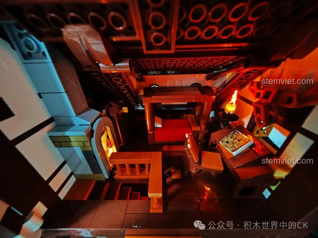 Nội thất phòng ngủ trên gác mái với giường, bàn, ghế và một tấm bản đồ kho báu được chiếu sáng.