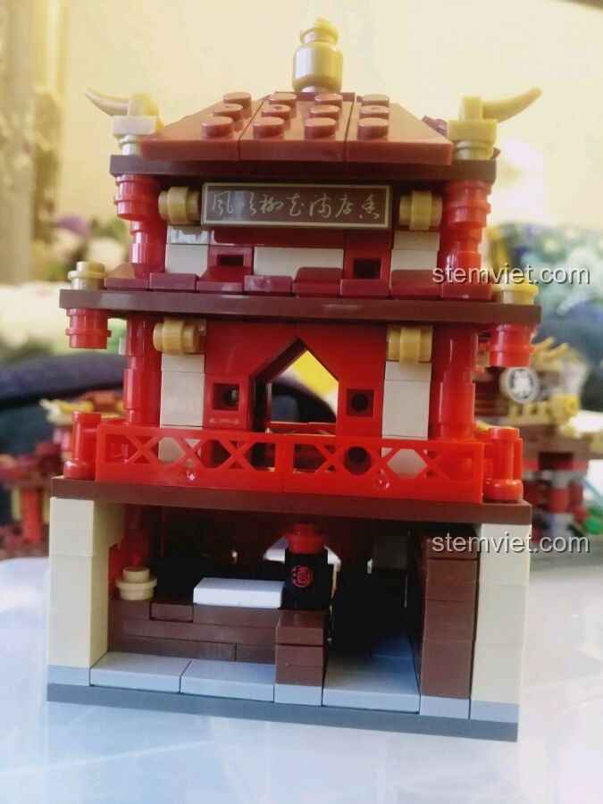 Nội thất bên trong của mô hình Quán Trọ, một phần của review Xingbao XB-01101 Tiệm Vàng Bạc Đá Quý.
