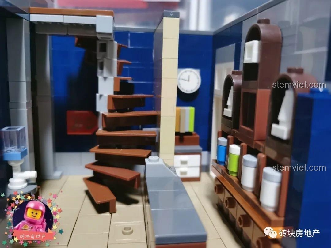 Nội thất tầng một của bộ Leier 10004 Tòa nhà Hiệu Thuốc Cổ Điển, bao gồm kệ trưng bày, quầy thu ngân và cầu thang.