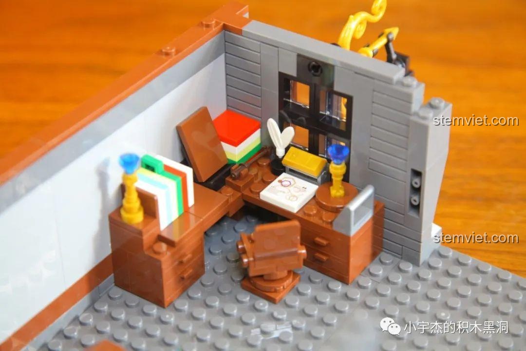 Nội thất tầng 2 của bộ lắp ráp Cửa Hàng Dụng Cụ Quidditch, với một phòng làm việc nhỏ xinh.