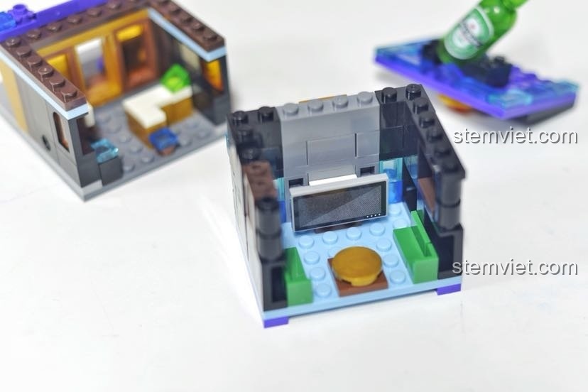Nội thất tầng hai của mô hình quán KTV Sembo 6021 bao gồm TV, bàn tròn và ghế sofa xanh.