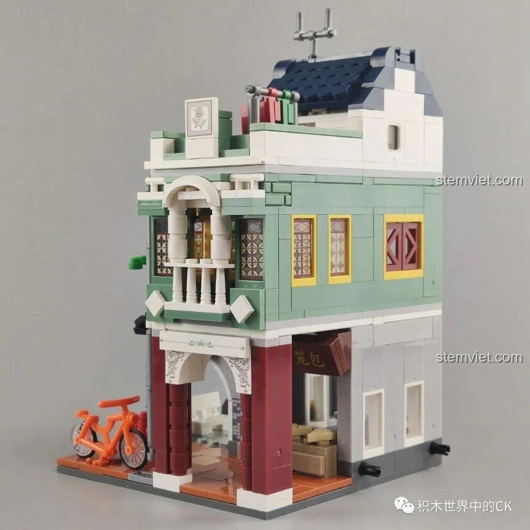 Chi tiết nội thất tầng giữa của bộ lắp ghép WOMA C0337 Phố Cổ Kiến Trúc Qilou Phố Xuân Phong, với ghế sofa.