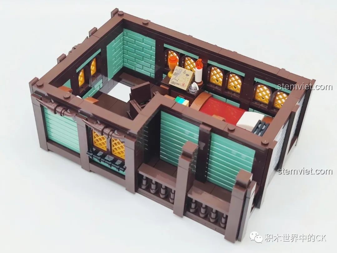 Nội thất chi tiết bên trong tầng hai của Tòa nhà Trung Cổ JIESTAR 89148, có giường và bàn.