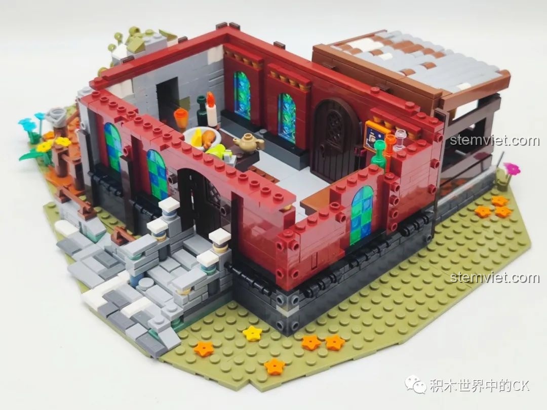 Nội thất chi tiết bên trong tầng một của Lữ quán thời Trung Cổ JIESTAR 89148, có bàn ăn và lò sưởi.