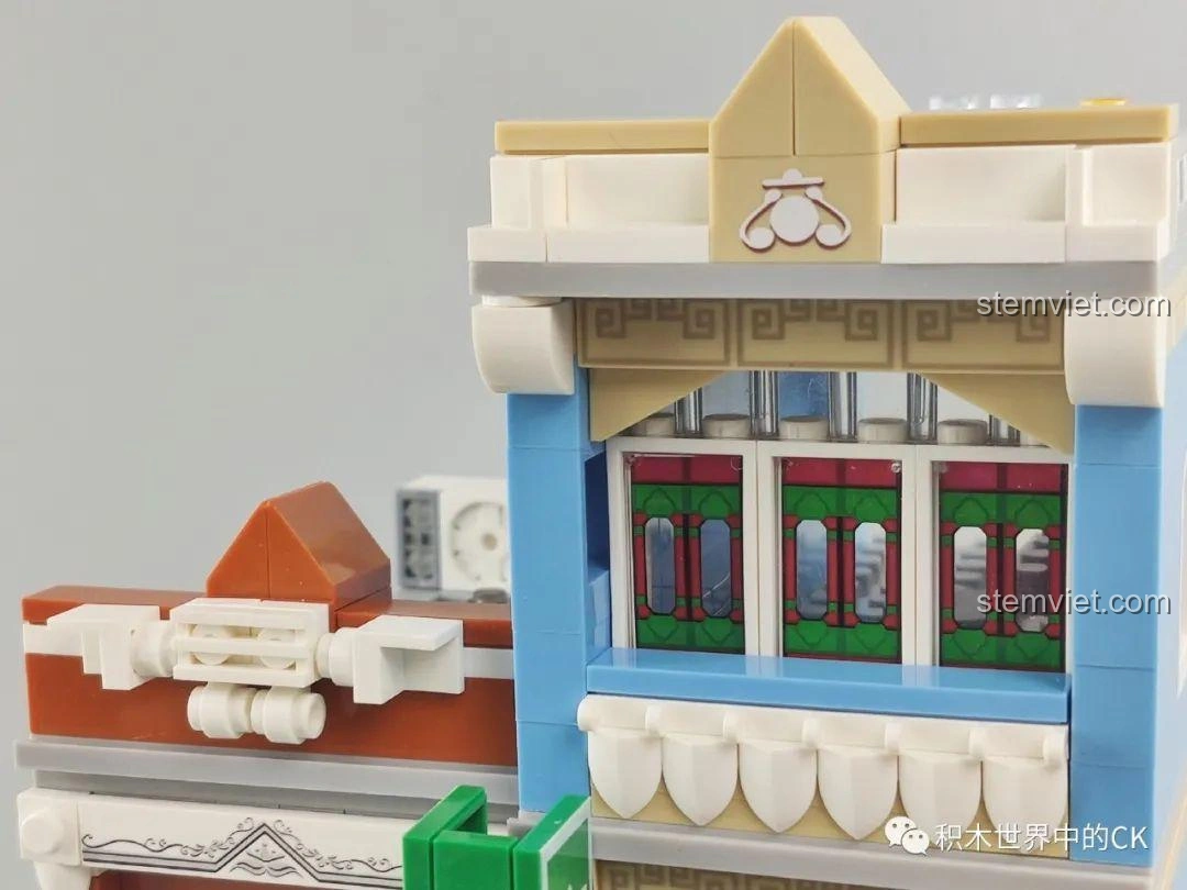 Nội thất tầng trên của bộ lắp ghép WOMA C0336 Phố Cổ Kiến Trúc Qilou, bao gồm giường và bàn ghế.