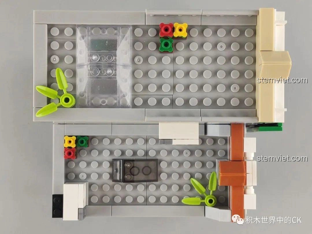 Chi tiết nội thất tầng trệt của bộ lắp ghép WOMA C0336 Phố Cổ Kiến Trúc Qilou, với các vật dụng nhỏ.