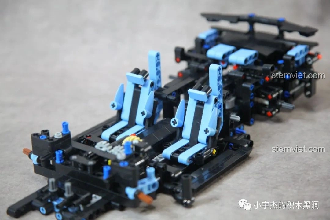 Nội thất và phần thân của mô hình Lamborghini Sián FKP 37 Cyberpunk MK6002 đang được lắp ráp, ghế ngồi màu xanh nổi bật.