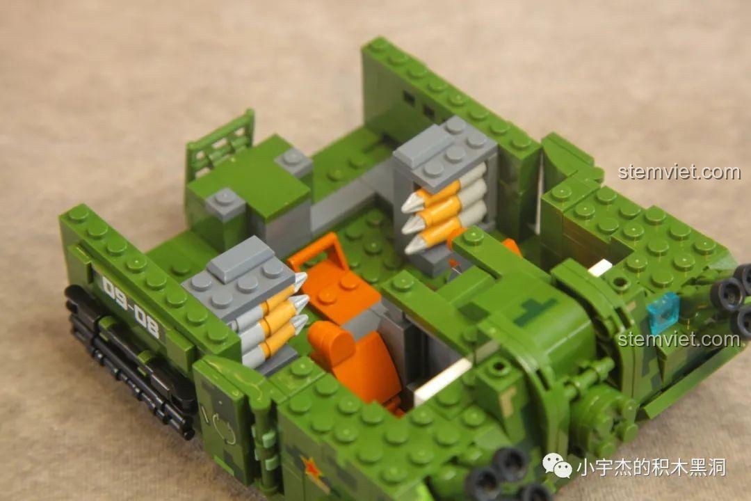 Cận cảnh chi tiết giá đạn và ghế ngồi bên trong tháp pháo của mô hình Pháo Tự Hành 155mm.