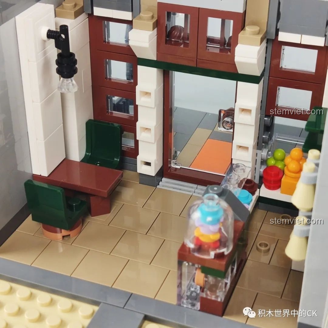 Nội thất bên trong Cửa Hàng Kem Leier 10003, với bàn ghế màu xanh đậm và quầy trưng bày kem nhiều màu sắc.