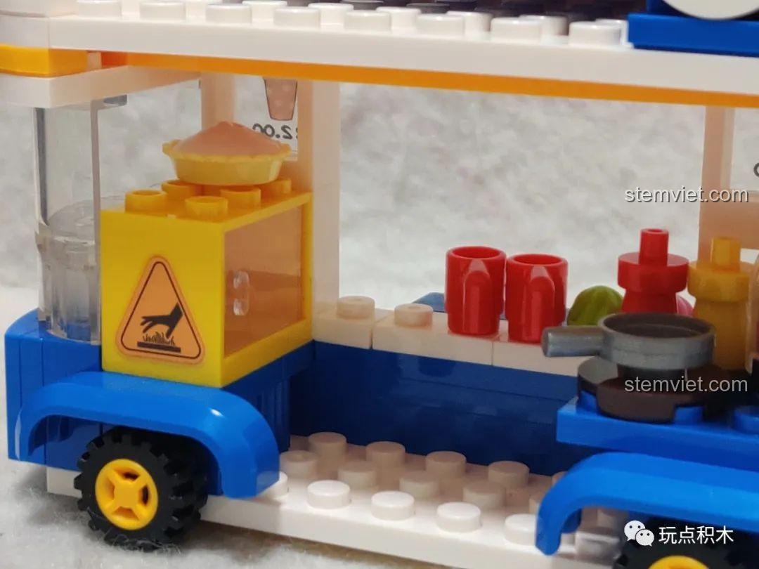 Cận cảnh không gian bên trong xe bán hàng SY6578B với các chi tiết quầy kệ, đồ dùng.