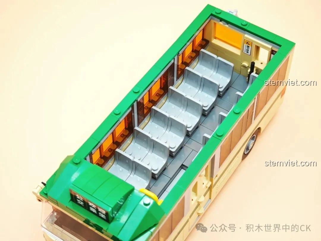 Góc nhìn khác về nội thất của mô hình ZheGao 991013 Xe Buýt Cổ Điển Hồng Kông, với các hàng ghế và cửa sổ.