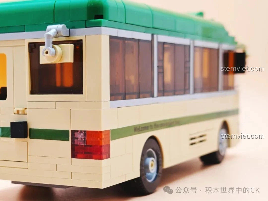 Nội thất chi tiết của mô hình ZheGao 991013 Xe Buýt Cổ Điển Hồng Kông, với các hàng ghế và lối đi.