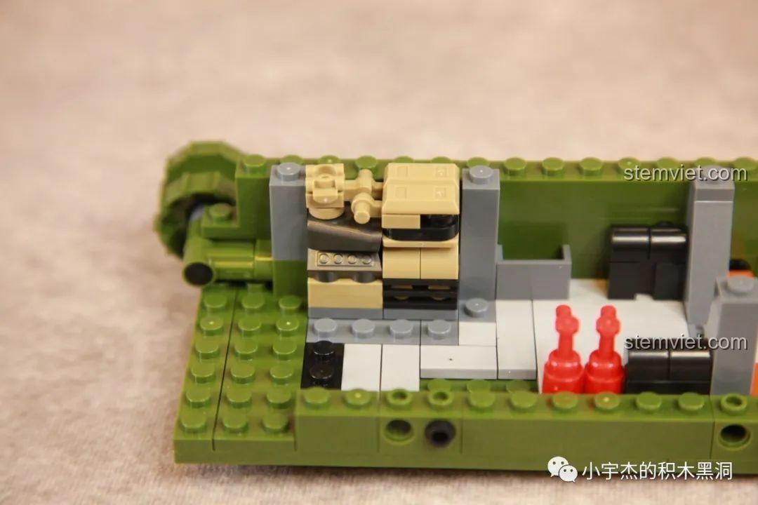 Cận cảnh chi tiết nội thất bên trong xe trong quá trình trải nghiệm Panlos Brick 688005.