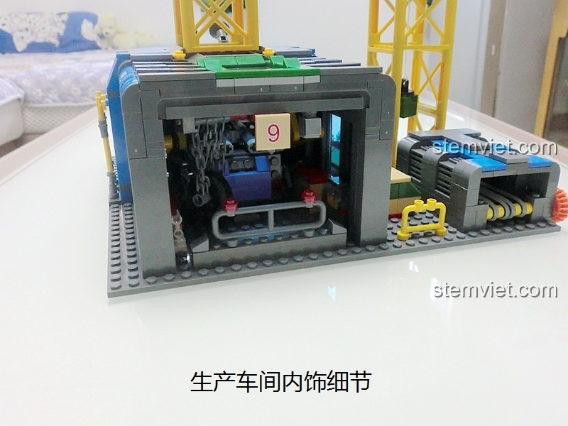 Không gian bên trong xưởng sản xuất xe chiến đấu KAZI 81010 được trang trí đầy đủ, tăng tính sinh động.