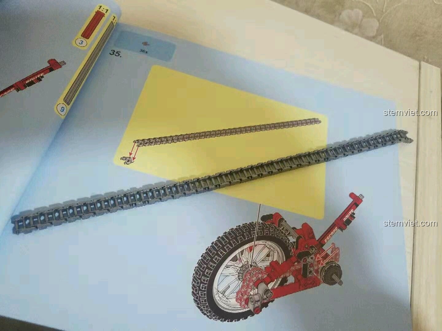 Sợi xích dài được tạo thành từ nhiều mắt xích nhỏ của bộ Sembo 703302.