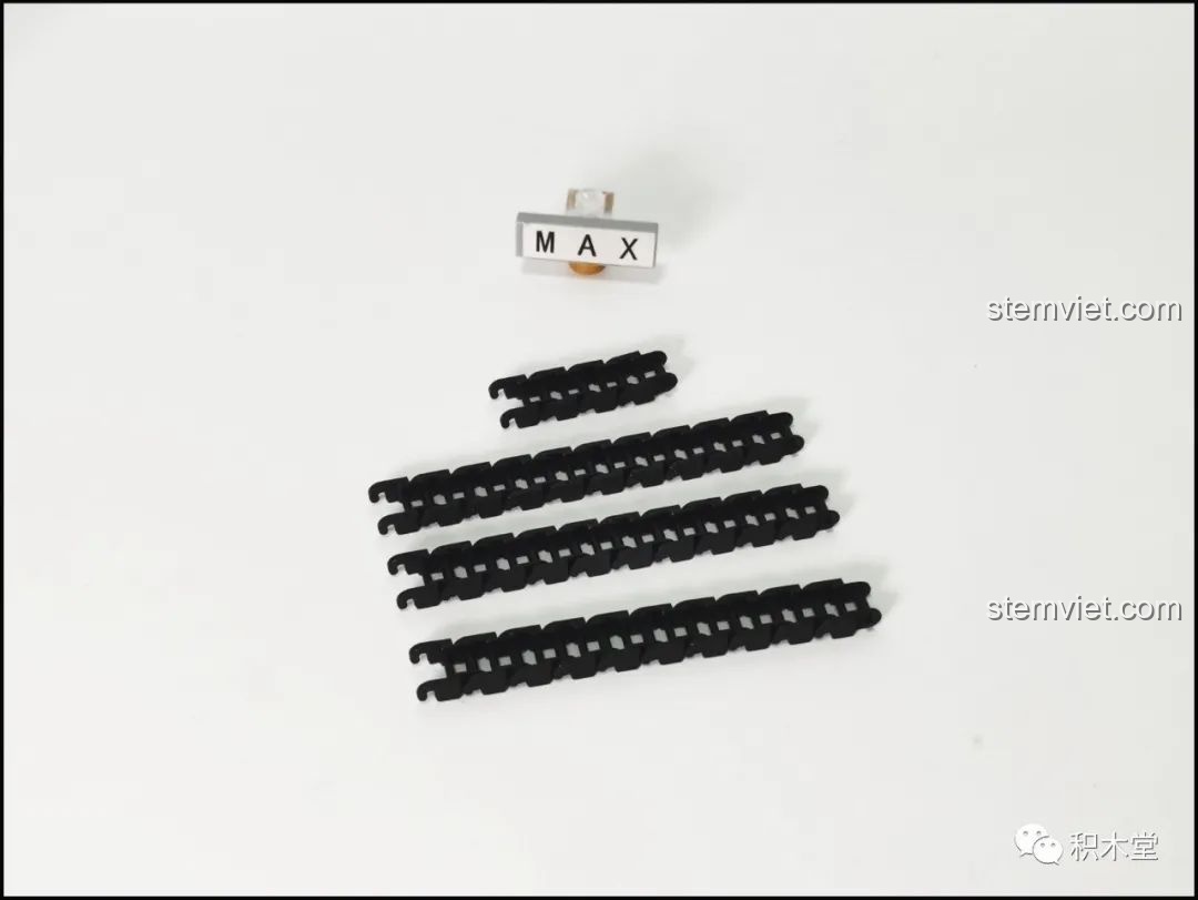 Công đoạn nối 34 mắt xích cho bộ lắp ráp Mô hình xe máy Technic cho bé từ 8 tuổi.