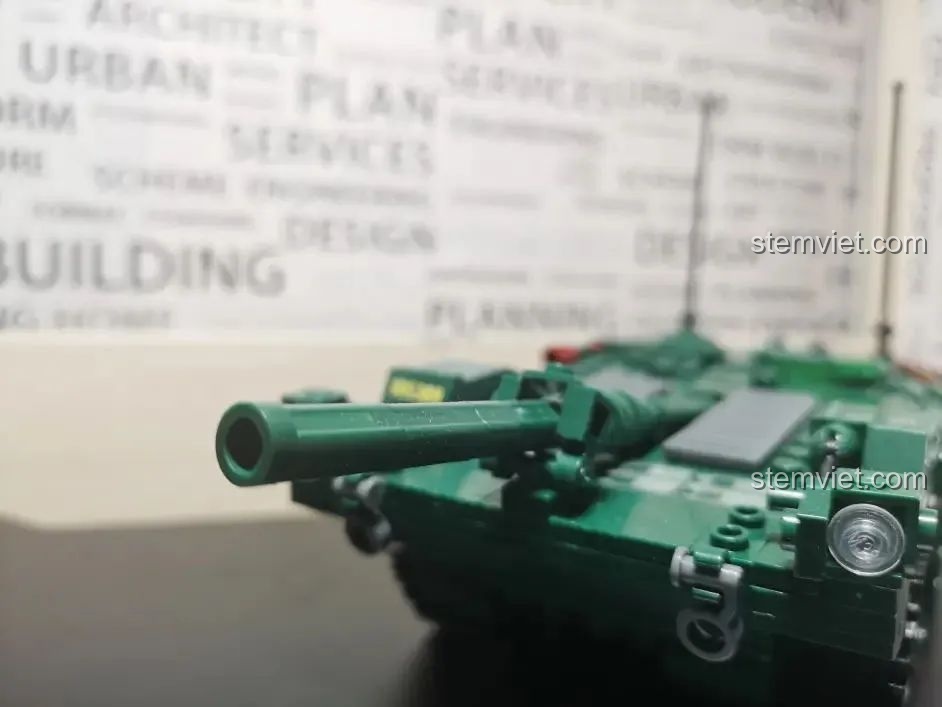 Cận cảnh nòng pháo của mô hình Xe tăng không tháp pháo Sluban M38-B1010 sau khi lắp ráp.