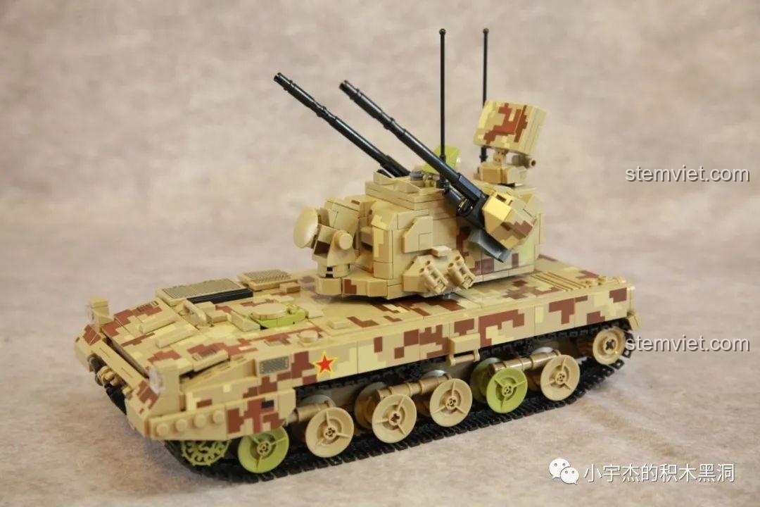 Mô hình với nòng pháo được nâng lên góc bắn cao nhất, thể hiện tính năng linh hoạt.