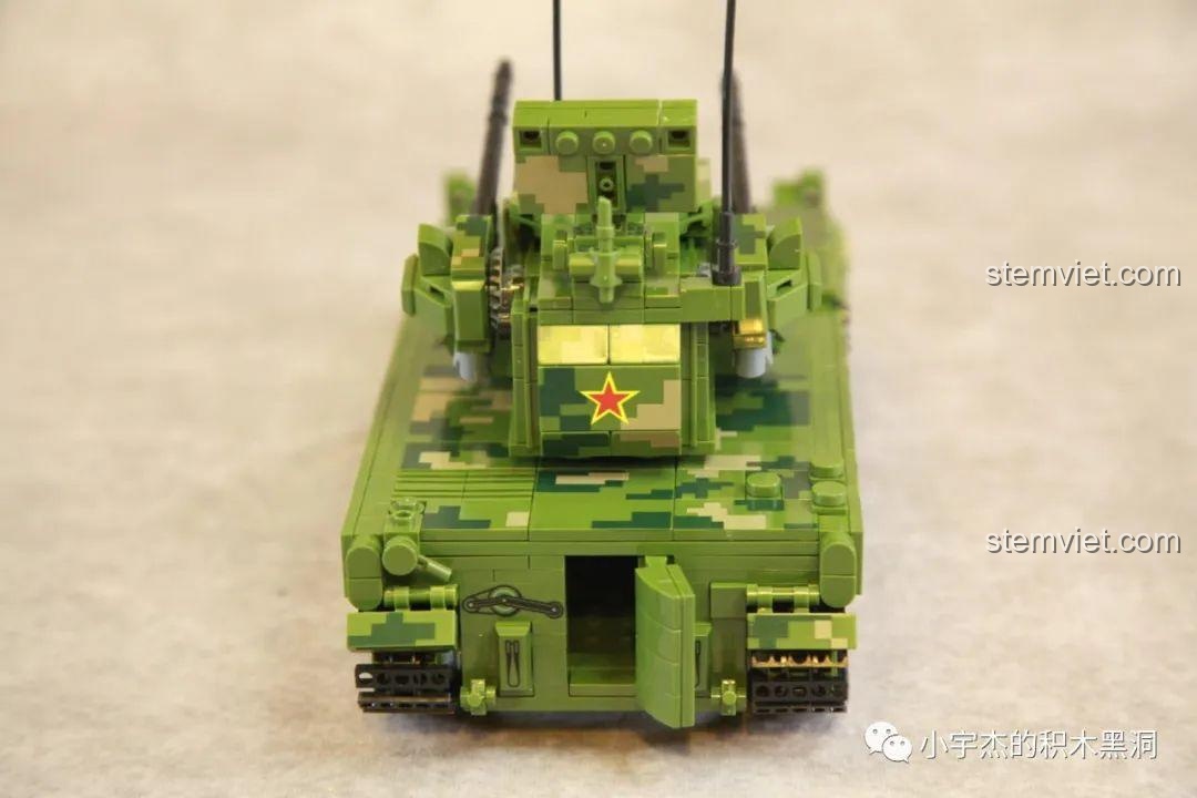 Mô hình Panlos Brick 688005 với nòng pháo được nâng lên, thể hiện sự linh hoạt.