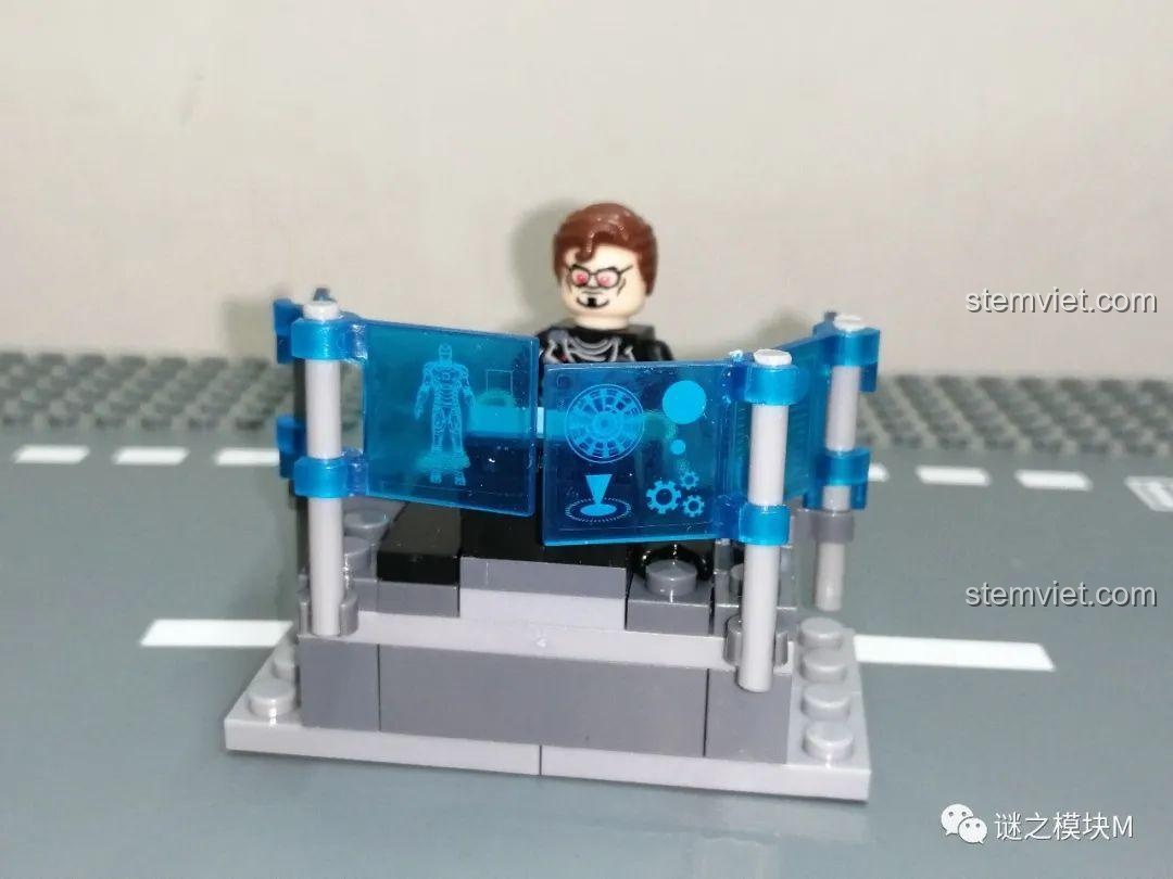 Bàn điều khiển của Tony Stark với màn hình hologram xanh dương, một phần của bộ lắp ráp OBM 99586 Phòng thí nghiệm Người Sắt.