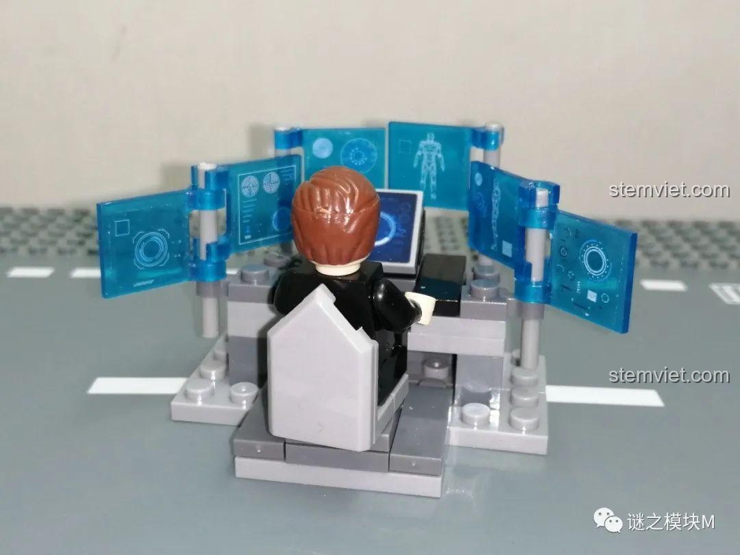 Mặt sau của bàn điều khiển Tony Stark, thể hiện chi tiết lắp ráp và ghế ngồi của minifigure trong bộ OBM 99586.