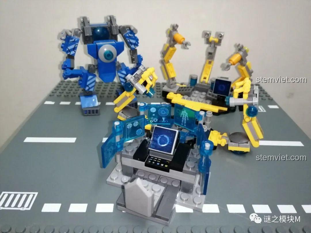 Toàn bộ các mô hình của bộ lắp ráp OBM 99586 Phòng thí nghiệm Người Sắt được lắp ráp hoàn chỉnh và trưng bày cùng nhau.