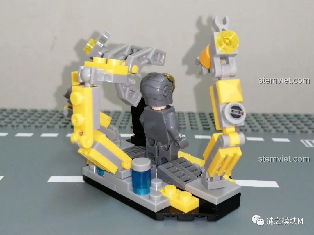 Mặt sau của giàn tháo giáp Iron Man MK15, thể hiện cấu trúc và chi tiết lắp ráp của bộ OBM 99586.