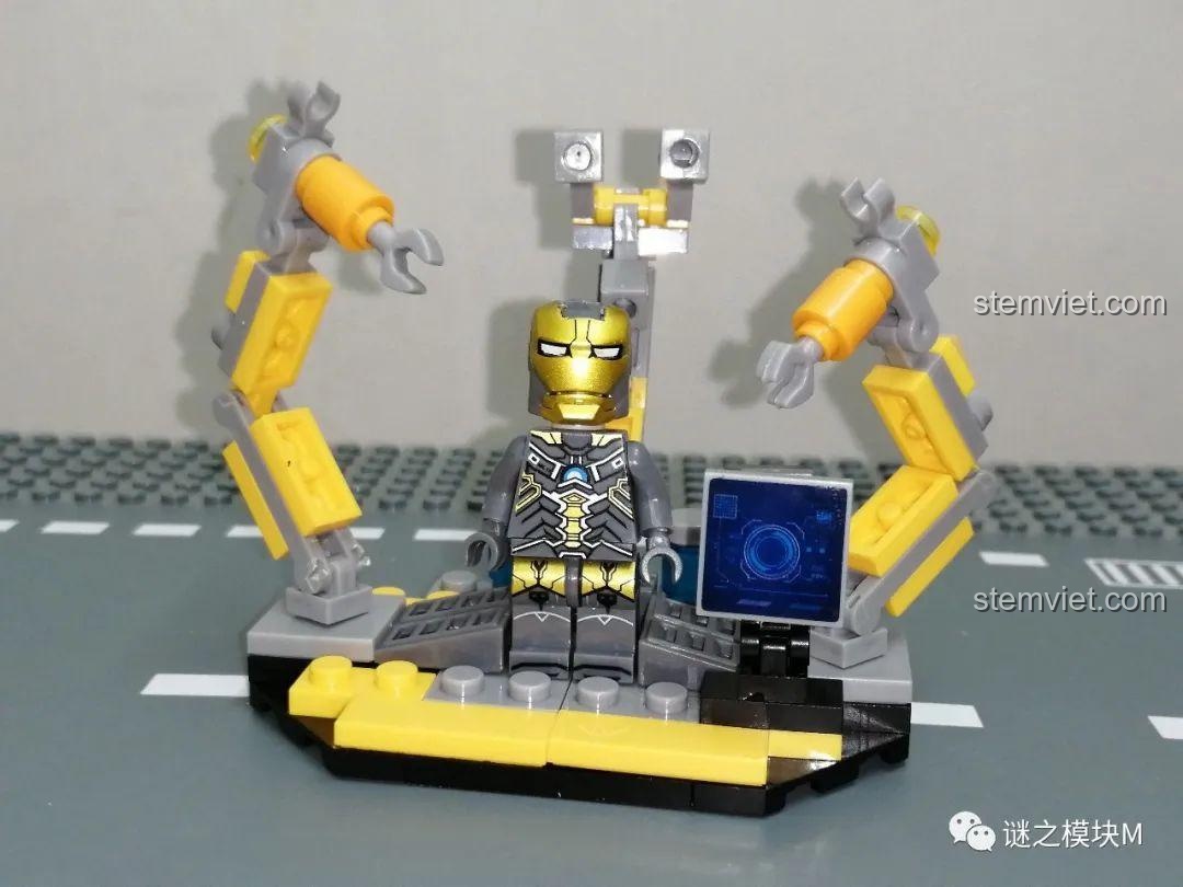 Giàn tháo giáp cho Iron Man MK15 màu vàng xám, một phần của bộ lắp ráp OBM 99586 Phòng thí nghiệm Người Sắt.