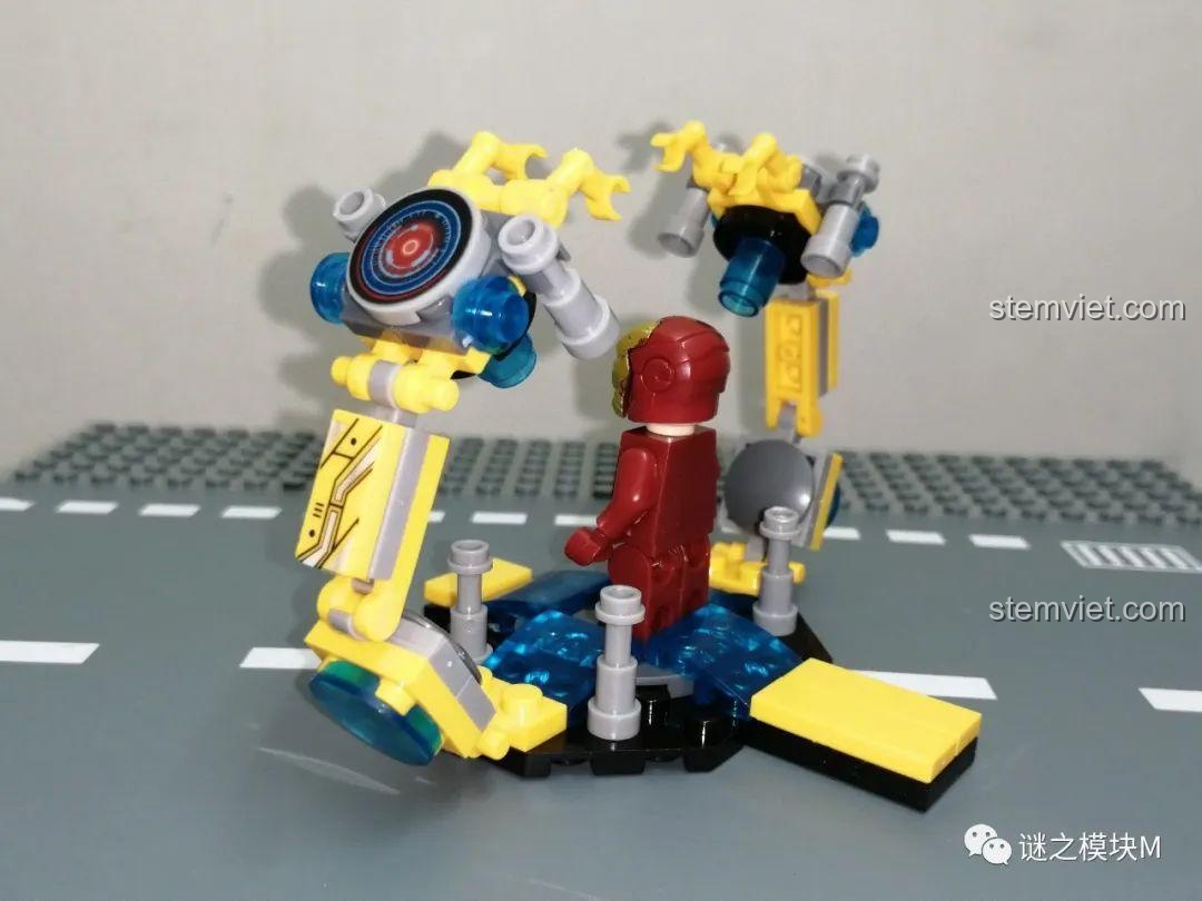 Mặt sau của giàn tháo giáp Iron Man MK50, chi tiết cấu trúc và các khớp nối của bộ OBM 99586.