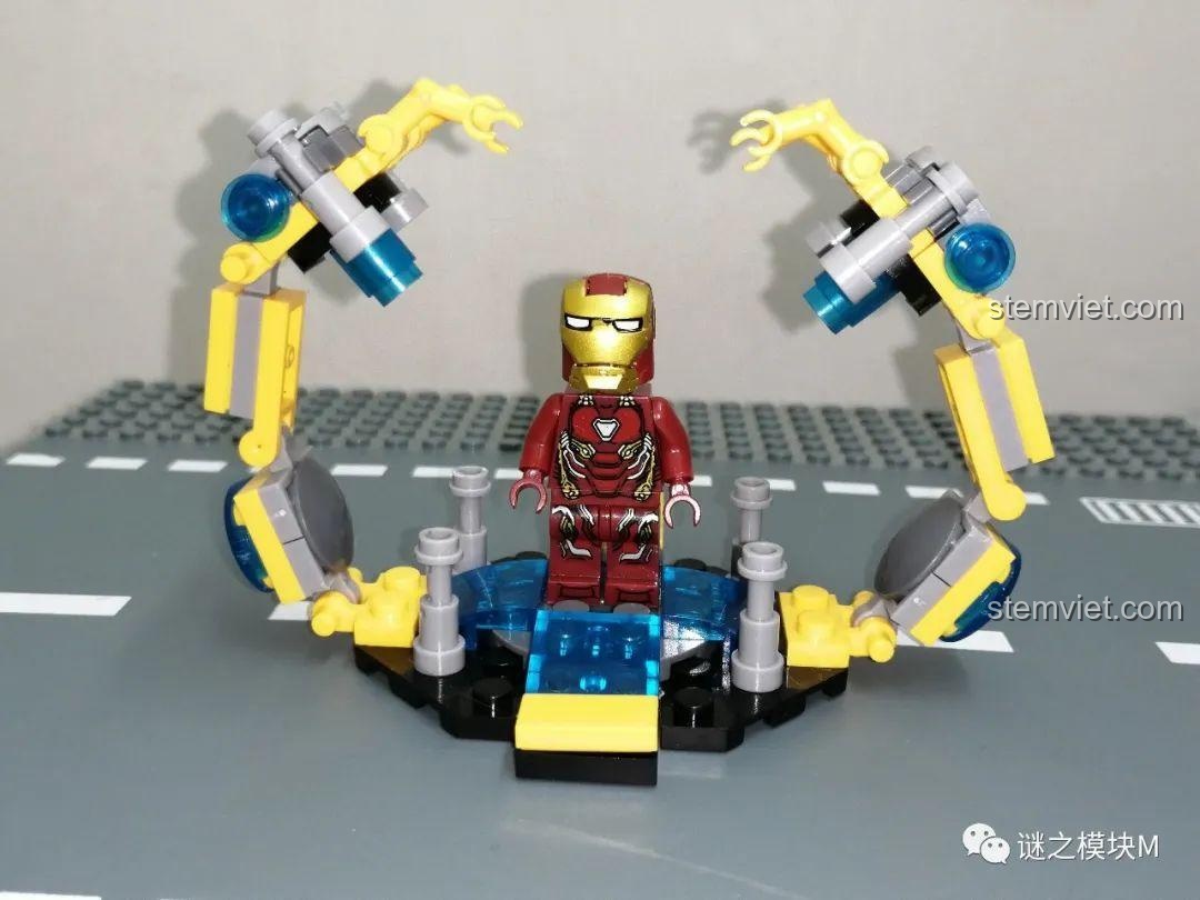 Giàn tháo giáp cho Iron Man MK50 với màu vàng và xanh dương, một phần của bộ lắp ráp OBM 99586.