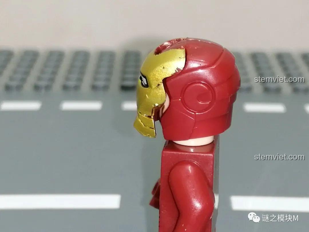 Cận cảnh lỗi in trên mặt nạ Iron Man MK50, cho thấy chi tiết không khớp, một điểm cần lưu ý khi đánh giá OBM 99586.