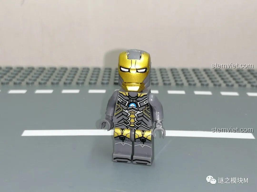 Minifigure Iron Man MK15 với giáp vàng xám, mặt nạ có hai vạch đặc trưng, từ bộ lắp ráp OBM 99586.
