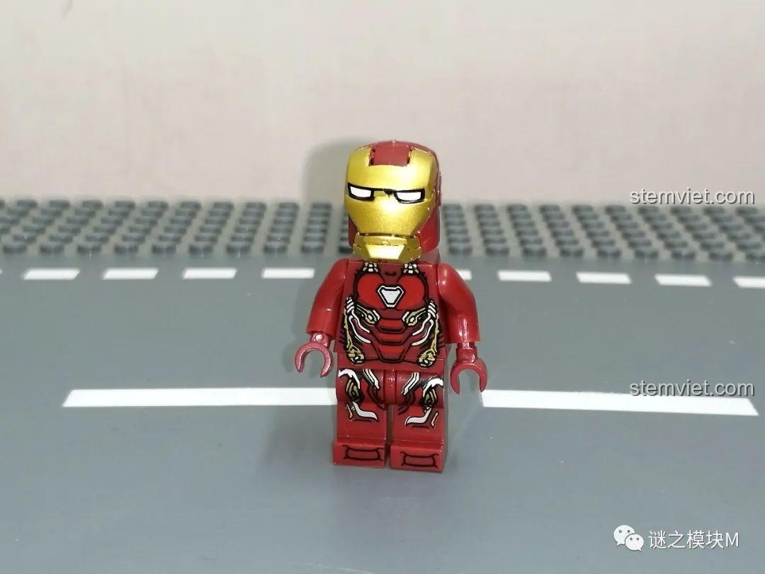 Minifigure Iron Man MK50 với giáp đỏ vàng, một trong các minifigure của bộ lắp ráp OBM 99586.
