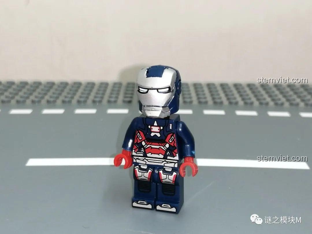 Minifigure Iron Patriot với bộ giáp xanh bạc, một trong bốn nhân vật của bộ lắp ráp OBM 99586 Người Sắt.